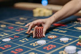Pemain menikmati hiburan casino online dengan aplikasi mobile bengawan88
